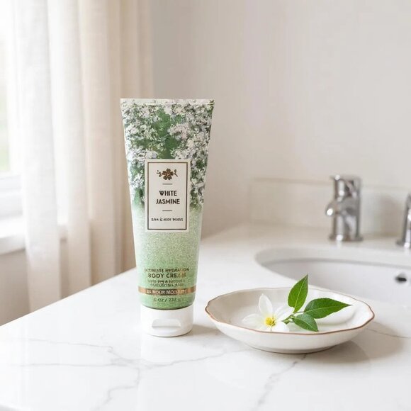 White Jasmine body cream With Shea Butter from Bath & Body works - Picture 2 of 3